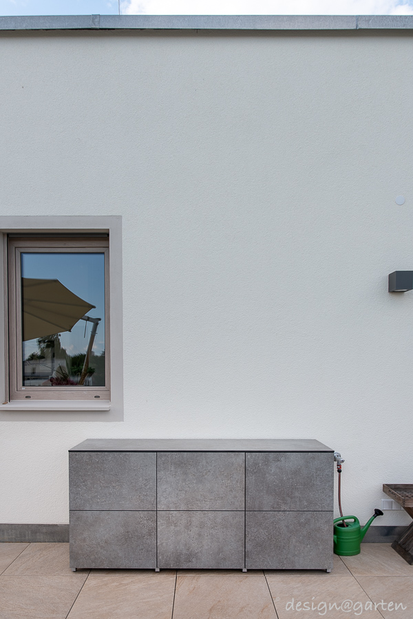 Aparador para exteriores con decoración Empire Slate: versatilidad elegante para la terraza