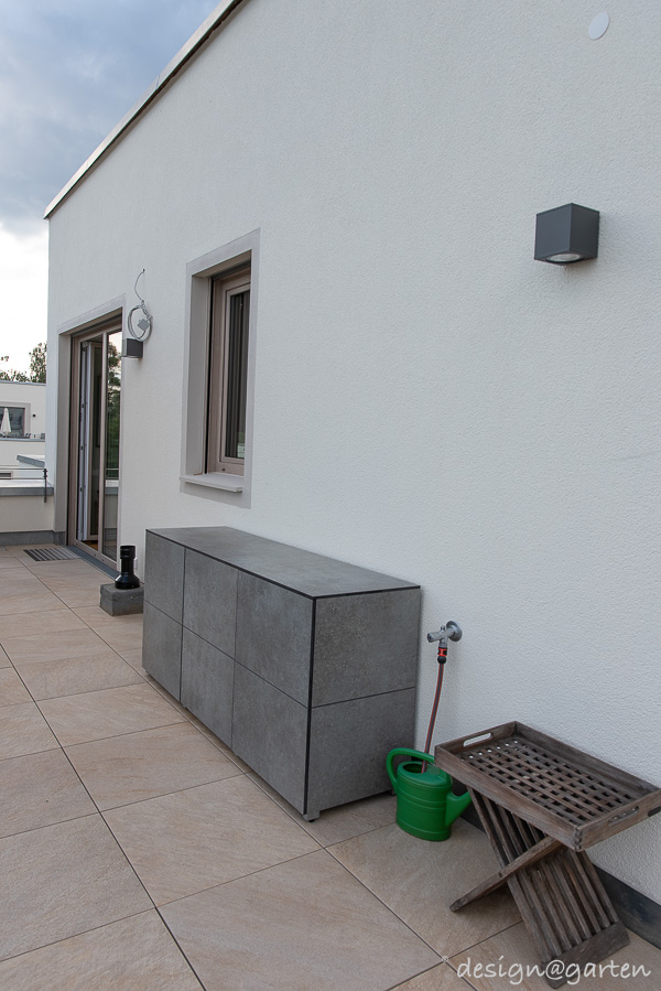 Aparador para exteriores con decoración Empire Slate: versatilidad elegante para la terraza