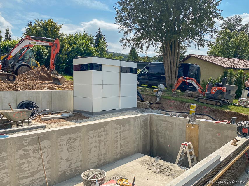 Moderna caseta de piscina con fachada acristalada: la central técnica perfecta para el jardín