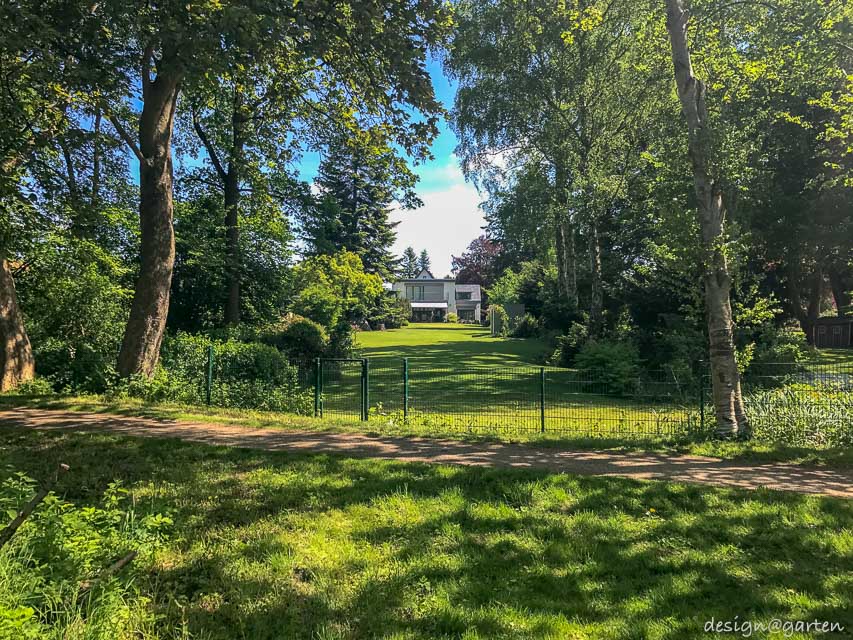 Cubo de jardín resistente a la intemperie: máxima precisión y resistencia cerca del agua.