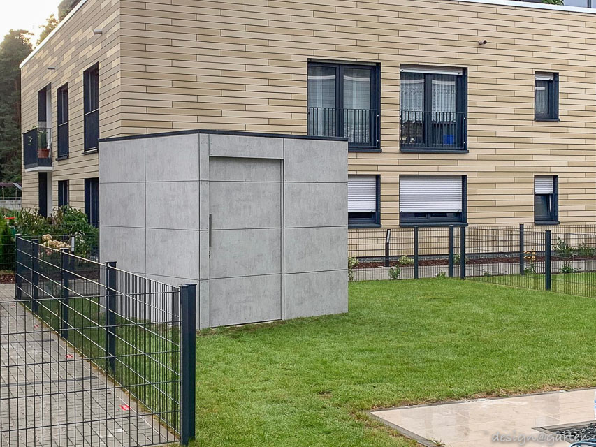 Moderno cobertizo para herramientas con aspecto de hormigón visto en Postbauer-Heng