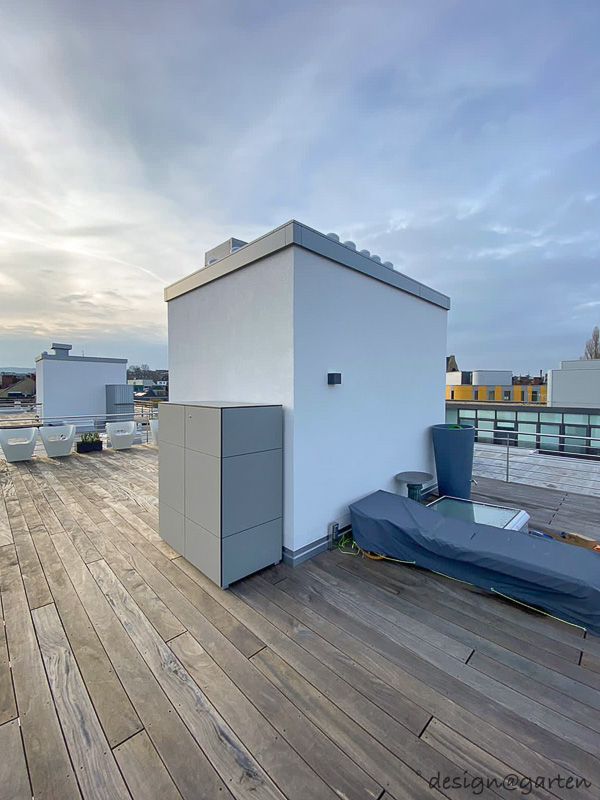 Armario para terraza HXL 130 hecho a medida en una terraza en la azotea de ensueño en 52076 Aquisgrán.