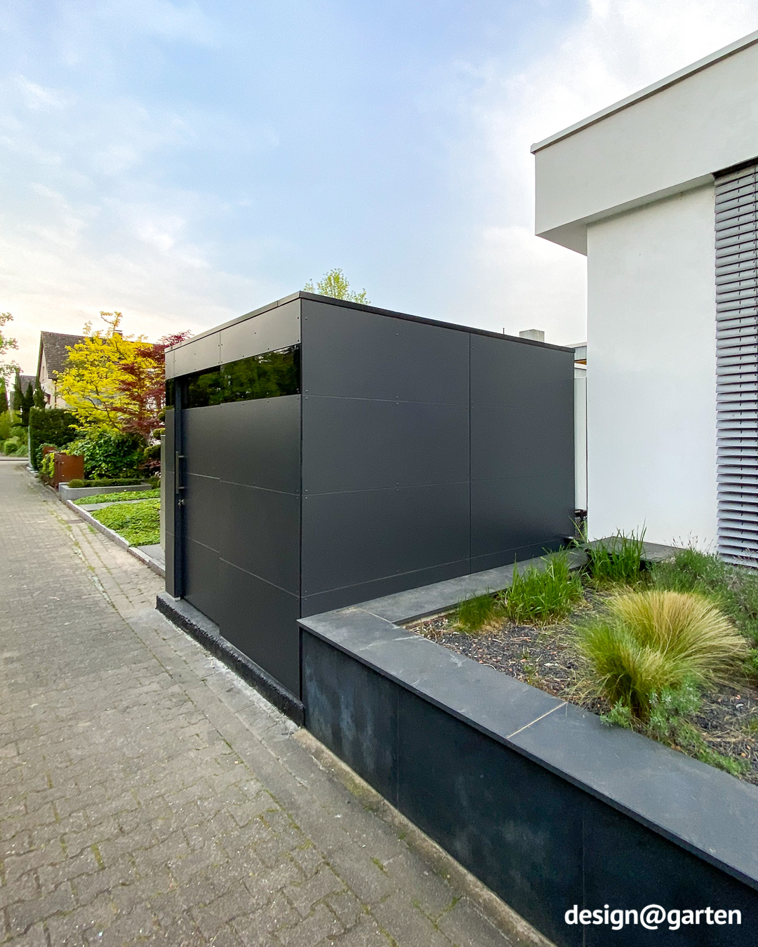 Moderno cobertizo con acceso al jardín