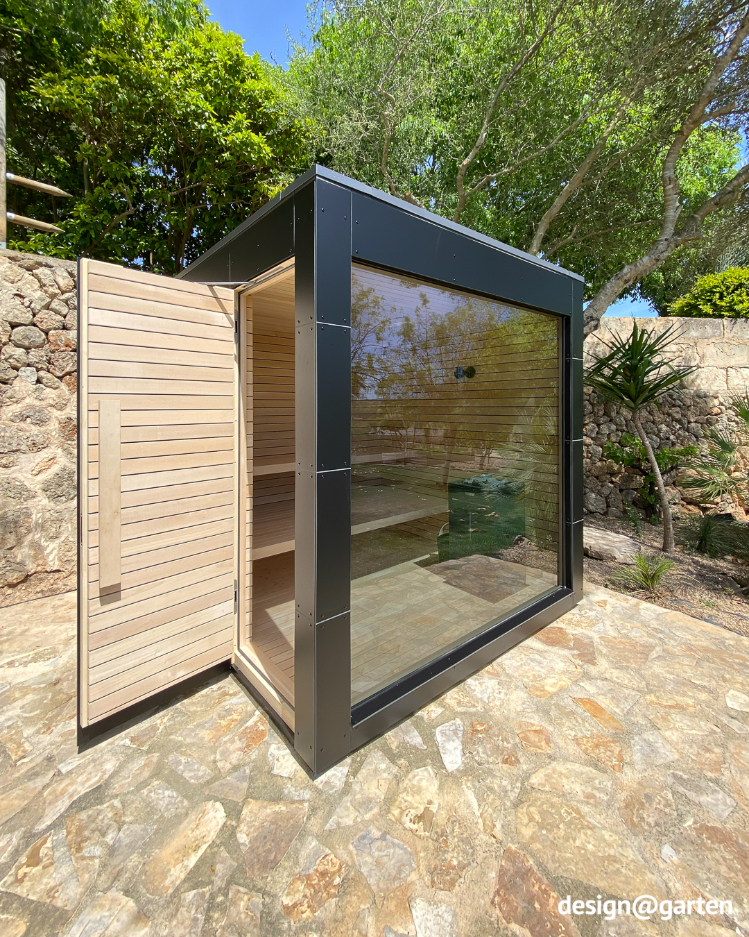 Sauna exterior negra de HPL con acristalamiento panorámico en Mallorca