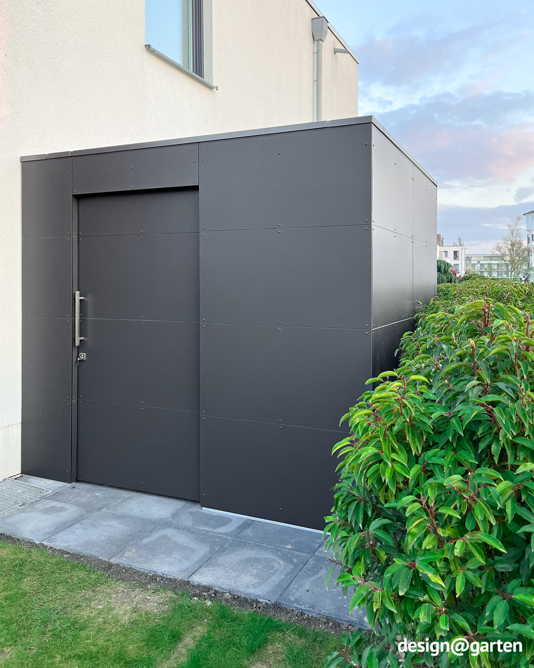 Caseta de jardín a medida con pasillo y dos puertas