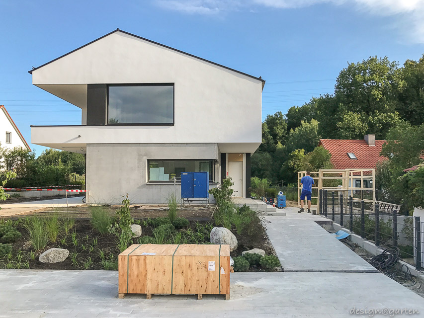 Una moderna caseta de jardín diseñada por arquitectos como caja negra