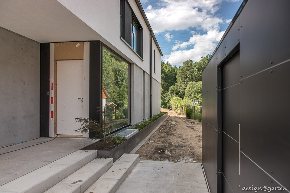 Una moderna caseta de jardín diseñada por arquitectos como caja negra