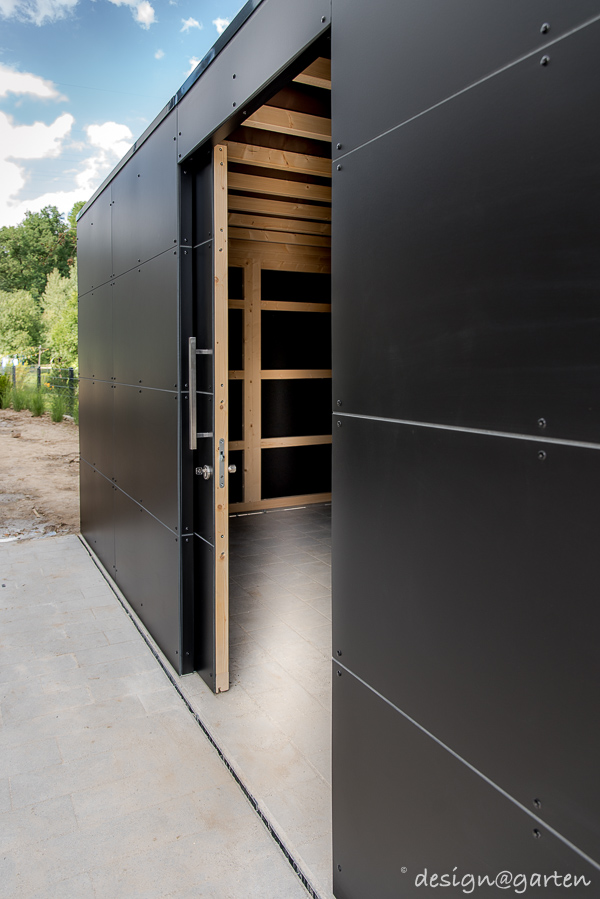 Una moderna caseta de jardín diseñada por arquitectos como caja negra