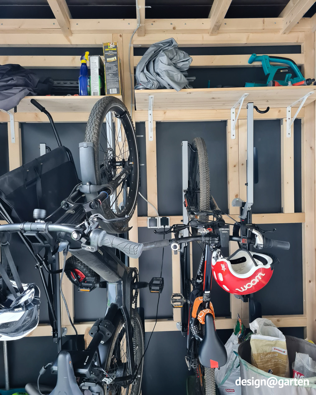 Caseta de jardín con pasillo y marquesina en la entrada de la casa