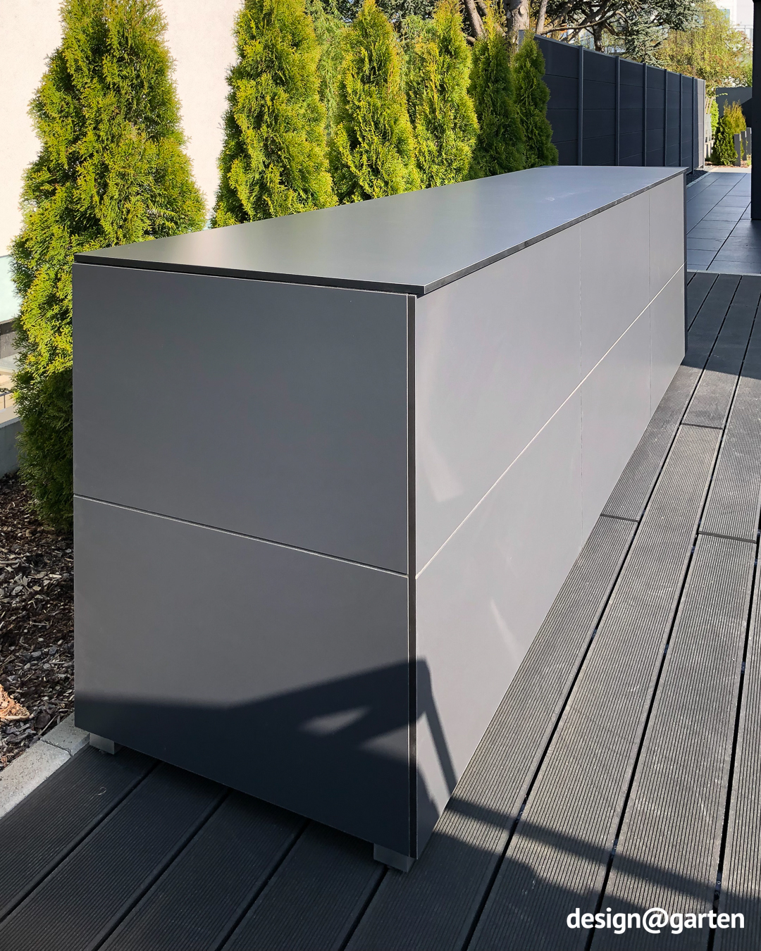 Caja de jardín larga en color antracita para cojines, colchonetas y accesorios para barbacoa.