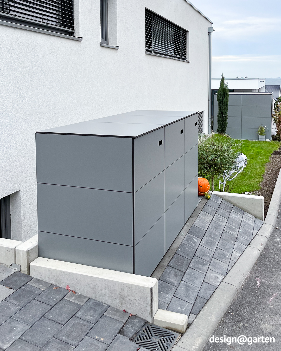 Moderno contenedor para 3 cubos de basura de 240 l en color gris, fabricado en HPL.