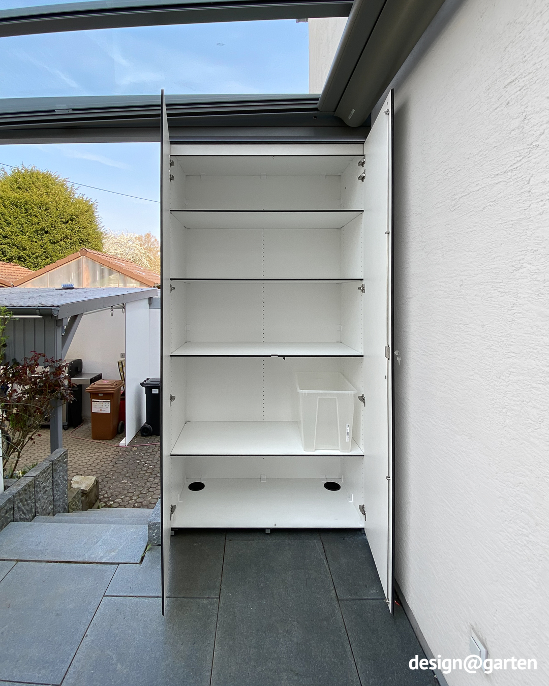 Armario de terraza blanco con unas dimensiones básicas compactas