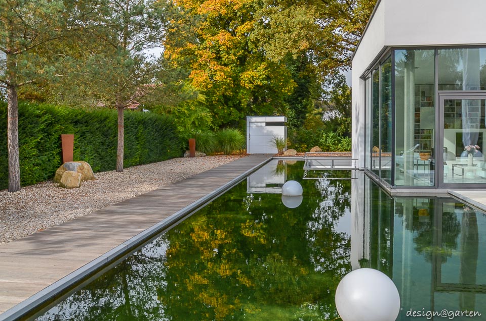 Líneas claras en el jardín: la moderna caseta de herramientas de diseño arquitectónico.