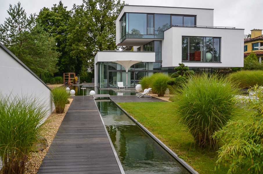 Líneas claras en el jardín: la moderna caseta de herramientas de diseño arquitectónico.