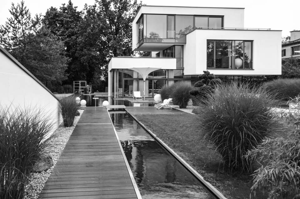 Líneas claras en el jardín: la moderna caseta de herramientas de diseño arquitectónico.