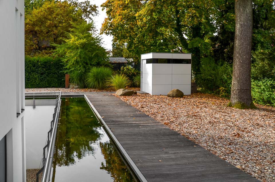 Líneas claras en el jardín: la moderna caseta de herramientas de diseño arquitectónico.