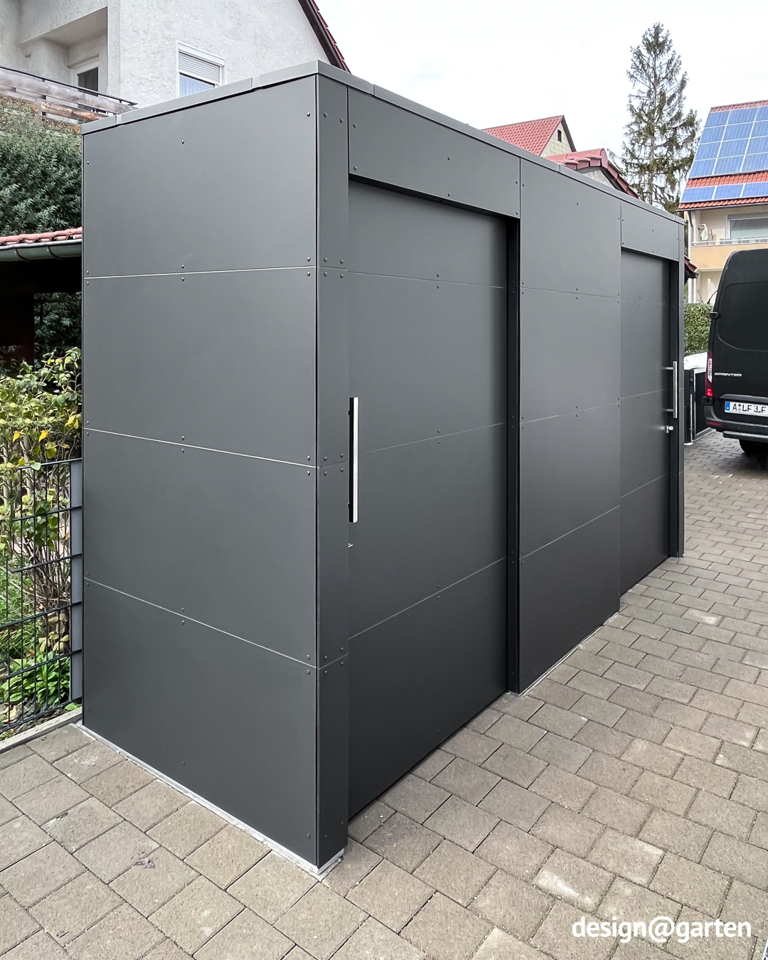 Caseta de jardín con dos puertas correderas como espacio de almacenamiento milagroso