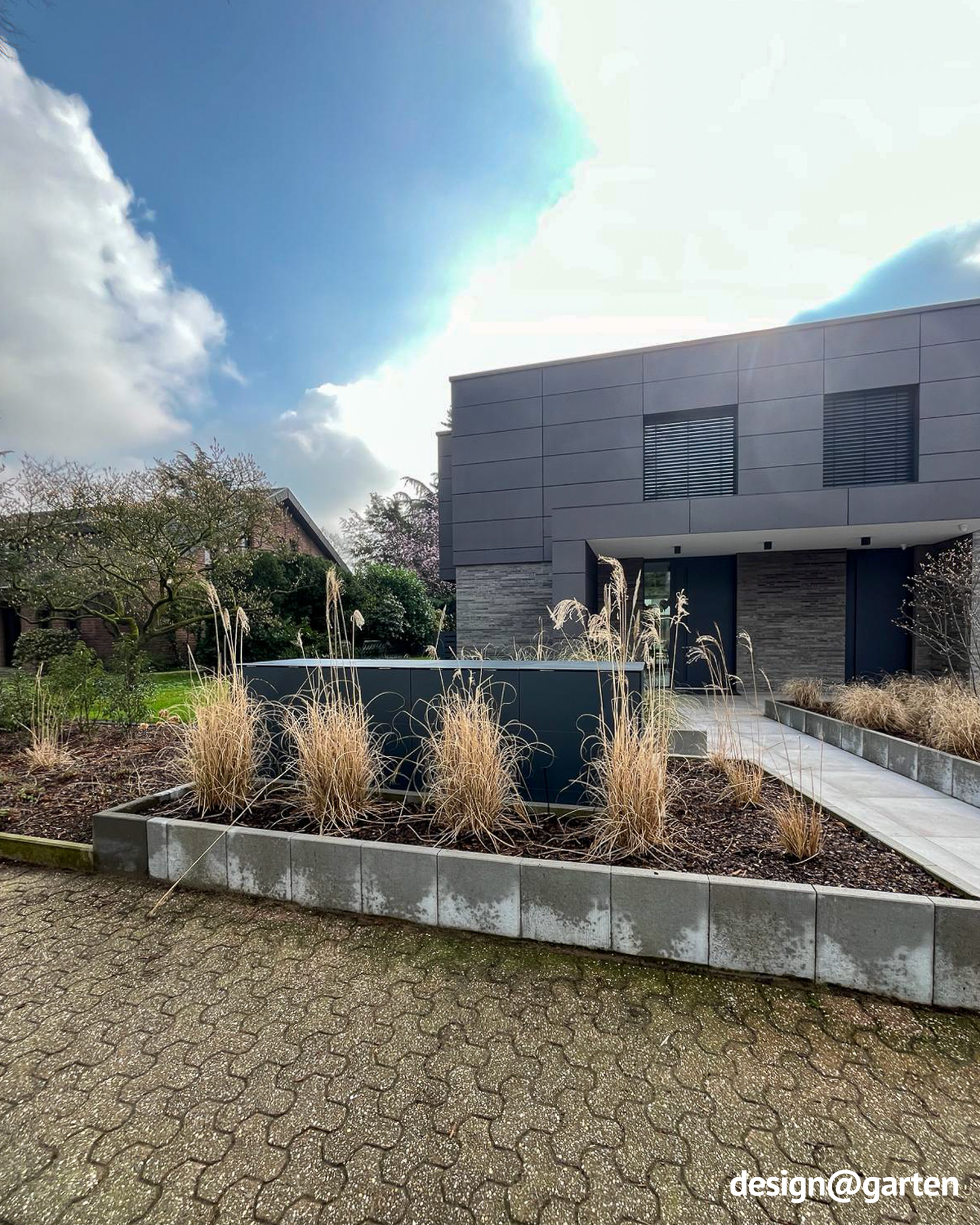 Caseta para cuatro contenedores de 240 litros en color antracita, fabricada en HPL