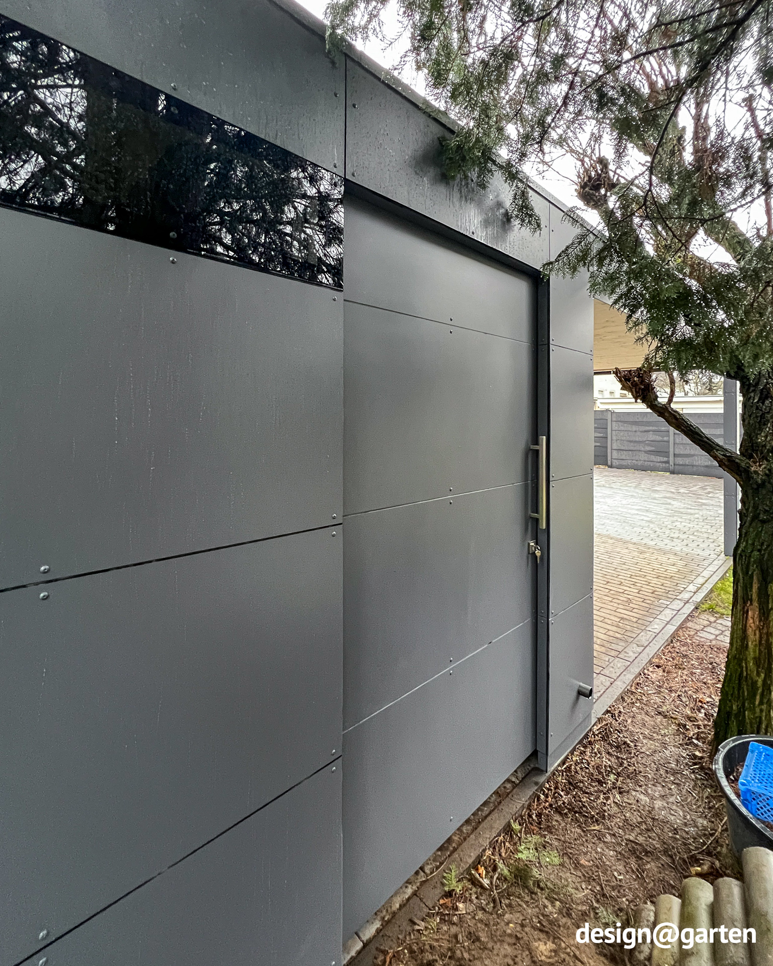 Caseta de jardín con un alero largo y una pared lateral para una cochera