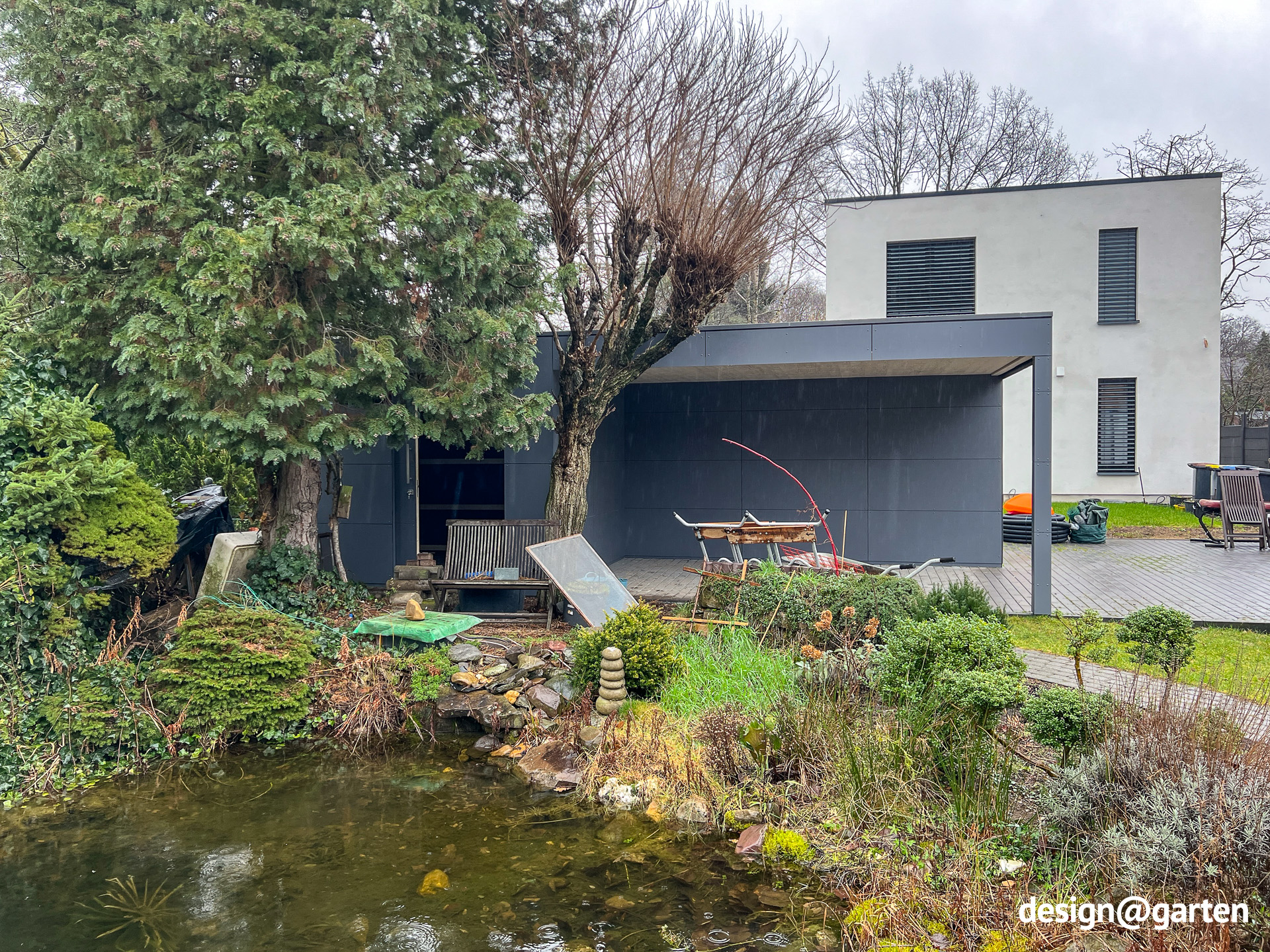 Caseta de jardín con un alero largo y una pared lateral para una cochera