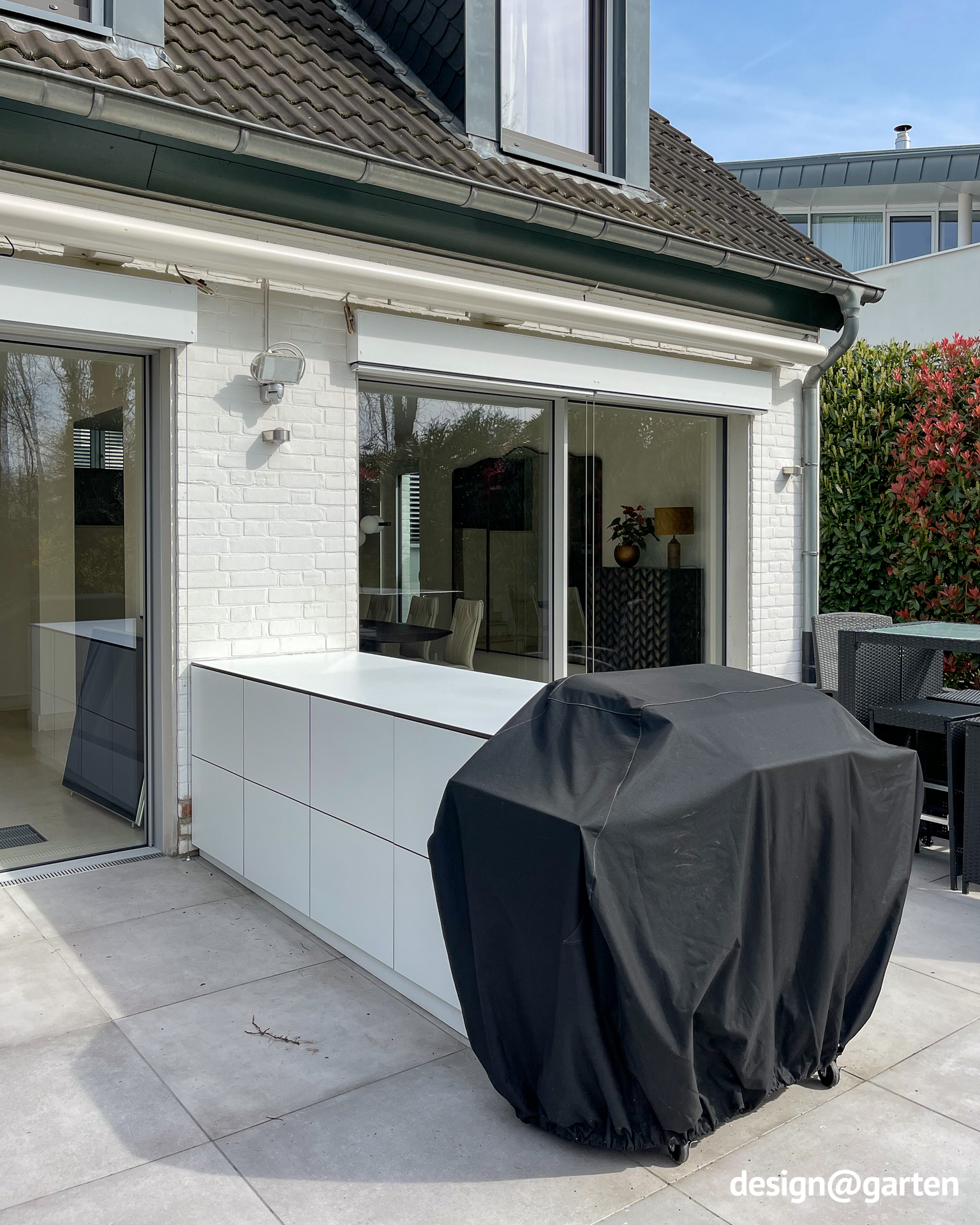 Aparador ancho de diseño para la terraza con espacio de almacenamiento a ambos lados