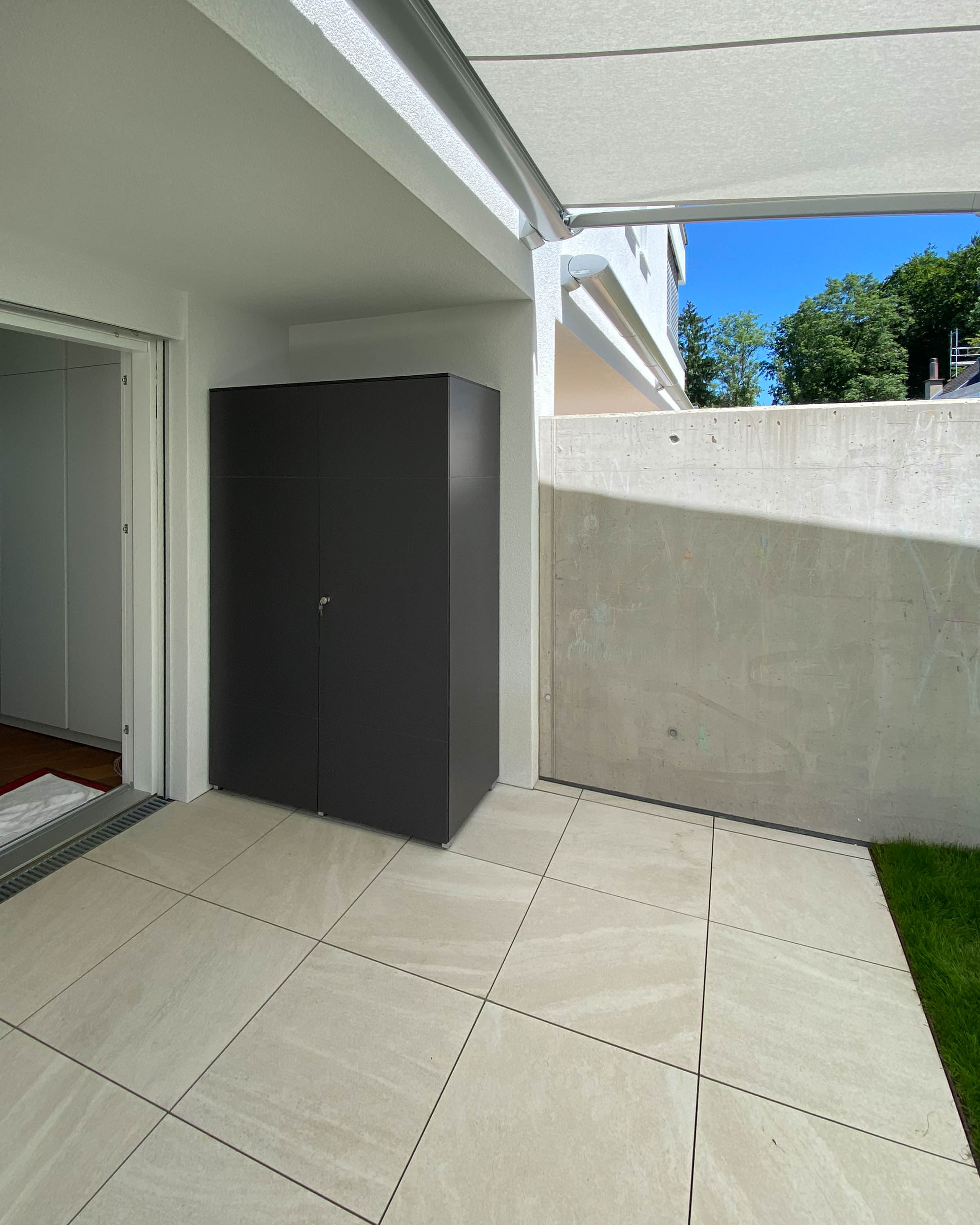 Gran armario exterior con varios estantes