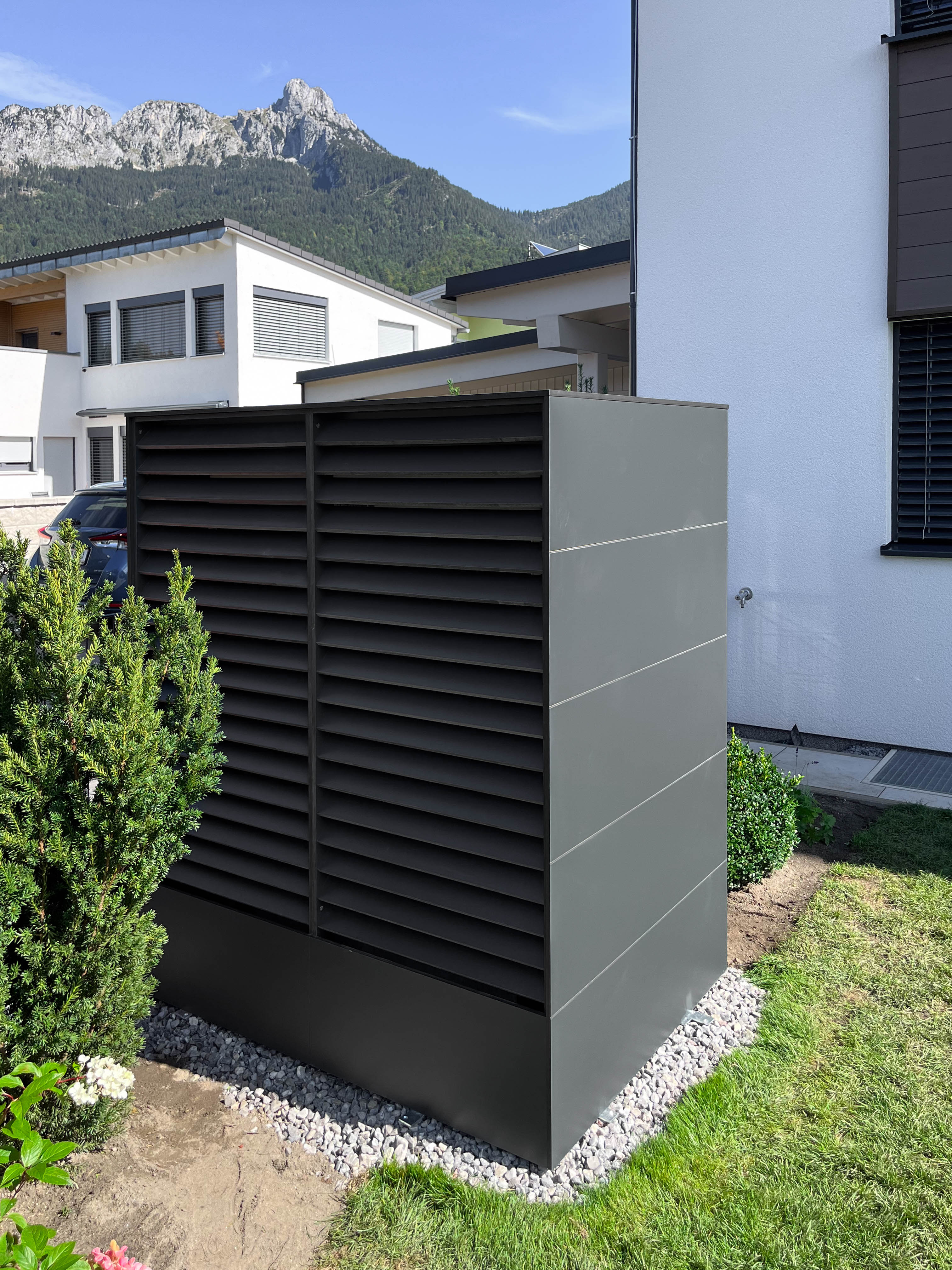 Revestimiento alto para bomba de calor fabricado en HPL resistente a la intemperie