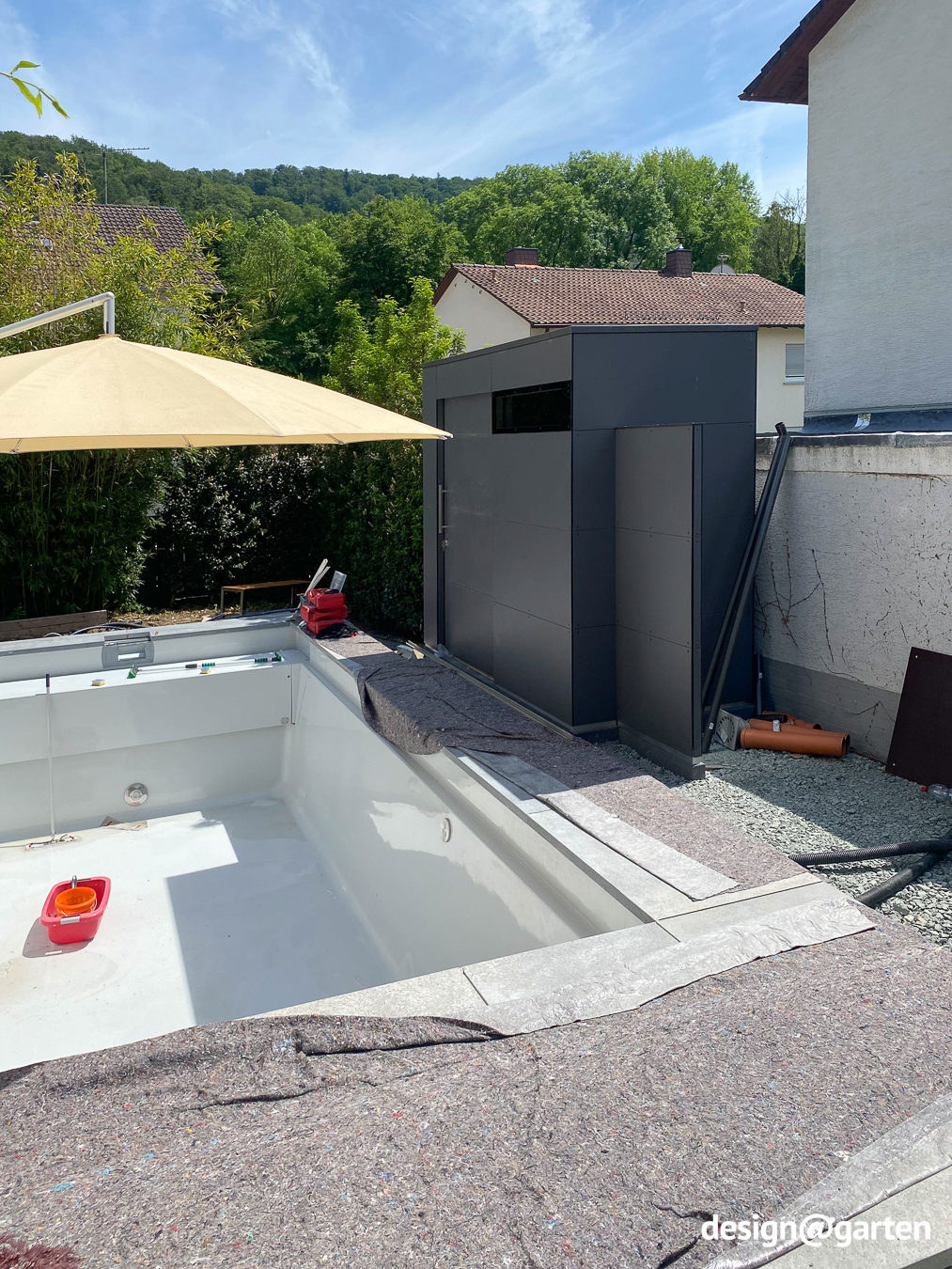 Caseta para equipos de piscina fabricada en HPL resistente a la intemperie