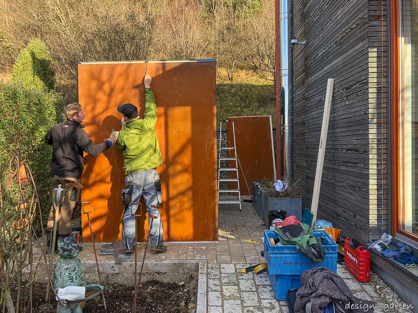 Estética atemporal en el jardín: la moderna caseta de jardín de acero cortén
