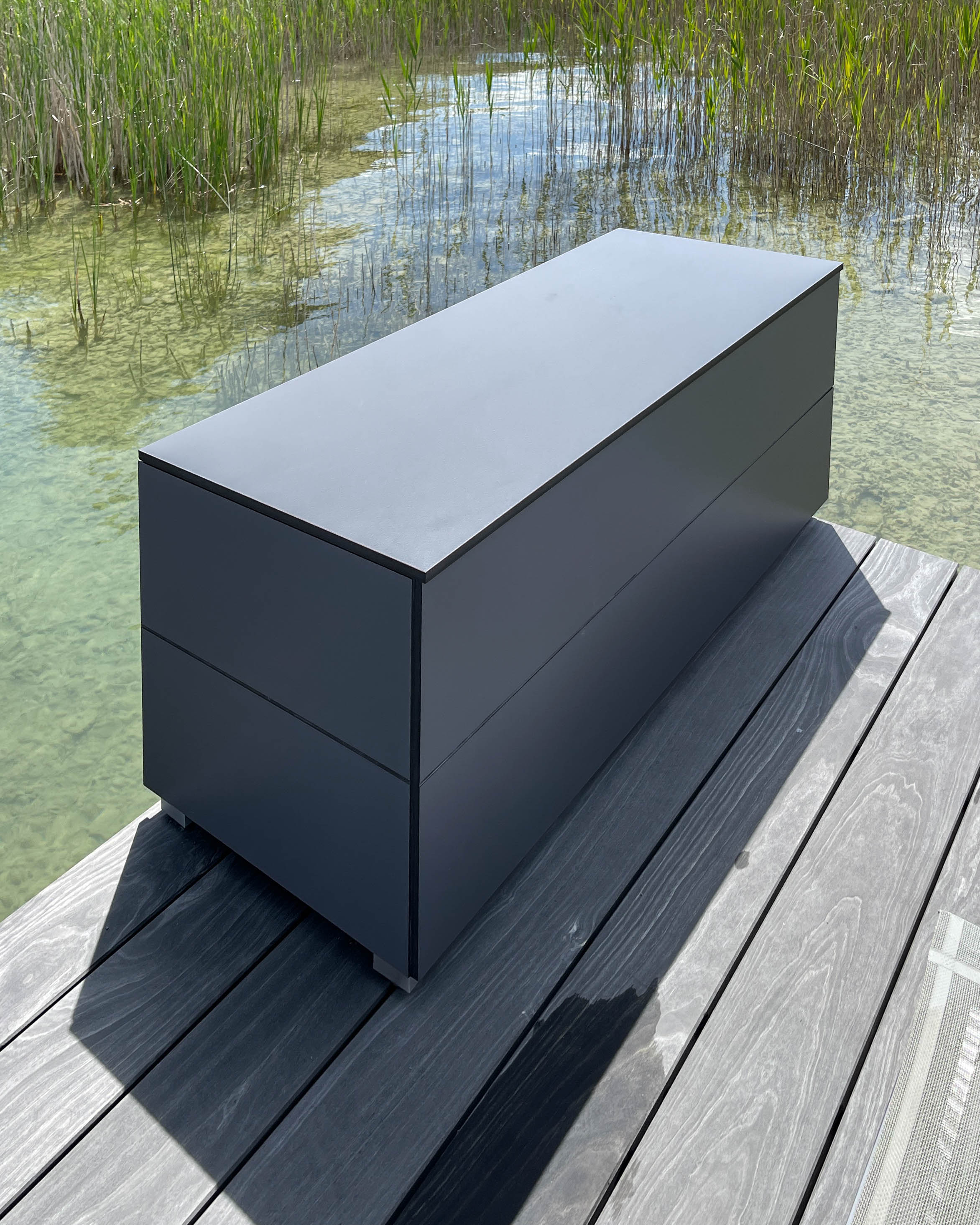 Caja de jardín resistente al agua en el lago Wörthersee