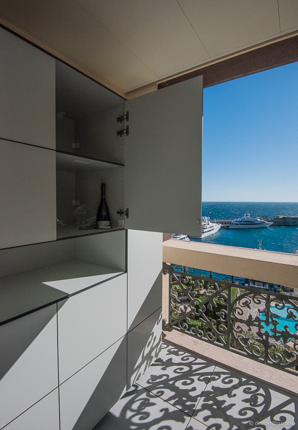 Soluciones de almacenamiento exclusivas para entornos marítimos: armarios altos hechos a medida.