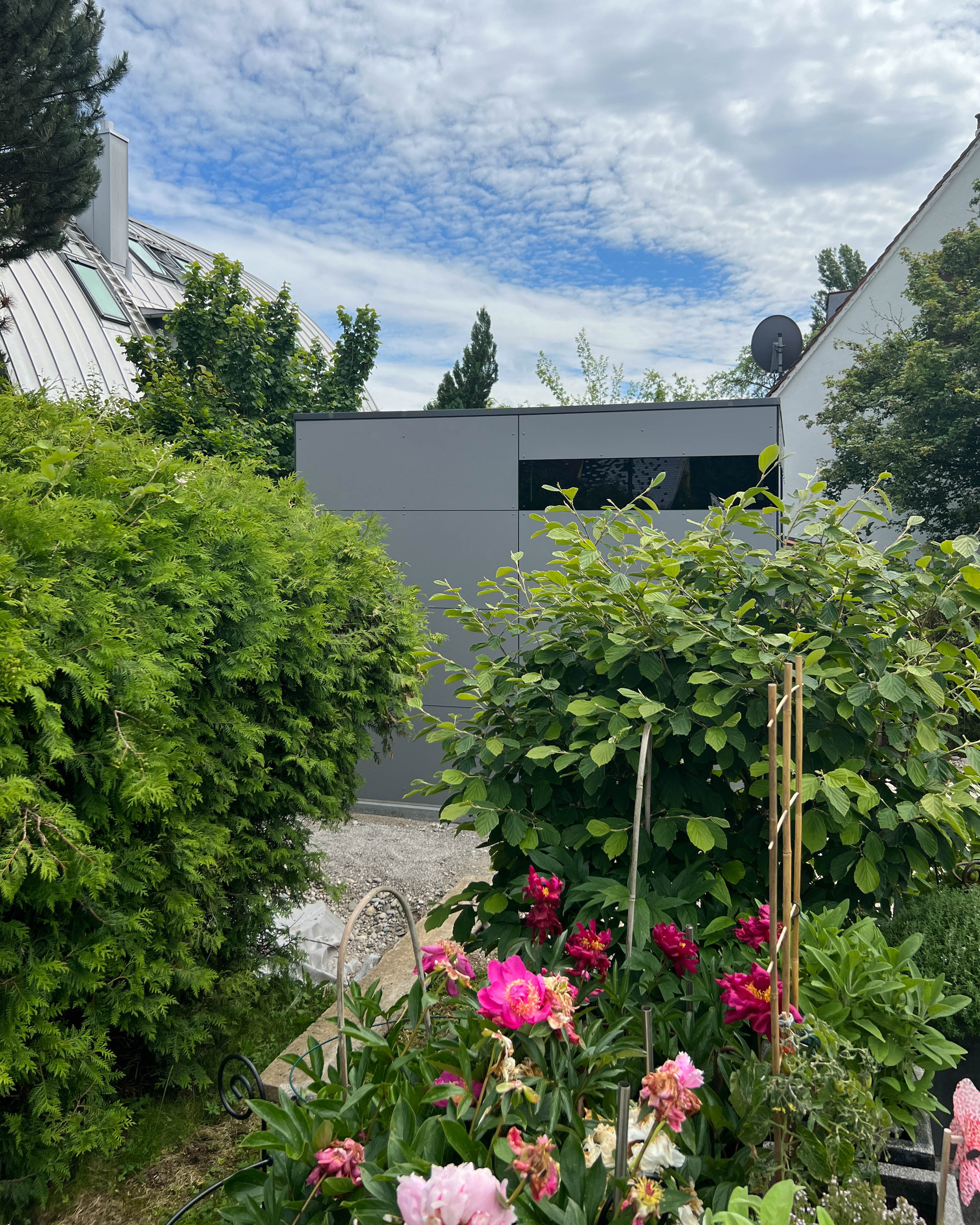 Caseta de jardín en gris medio