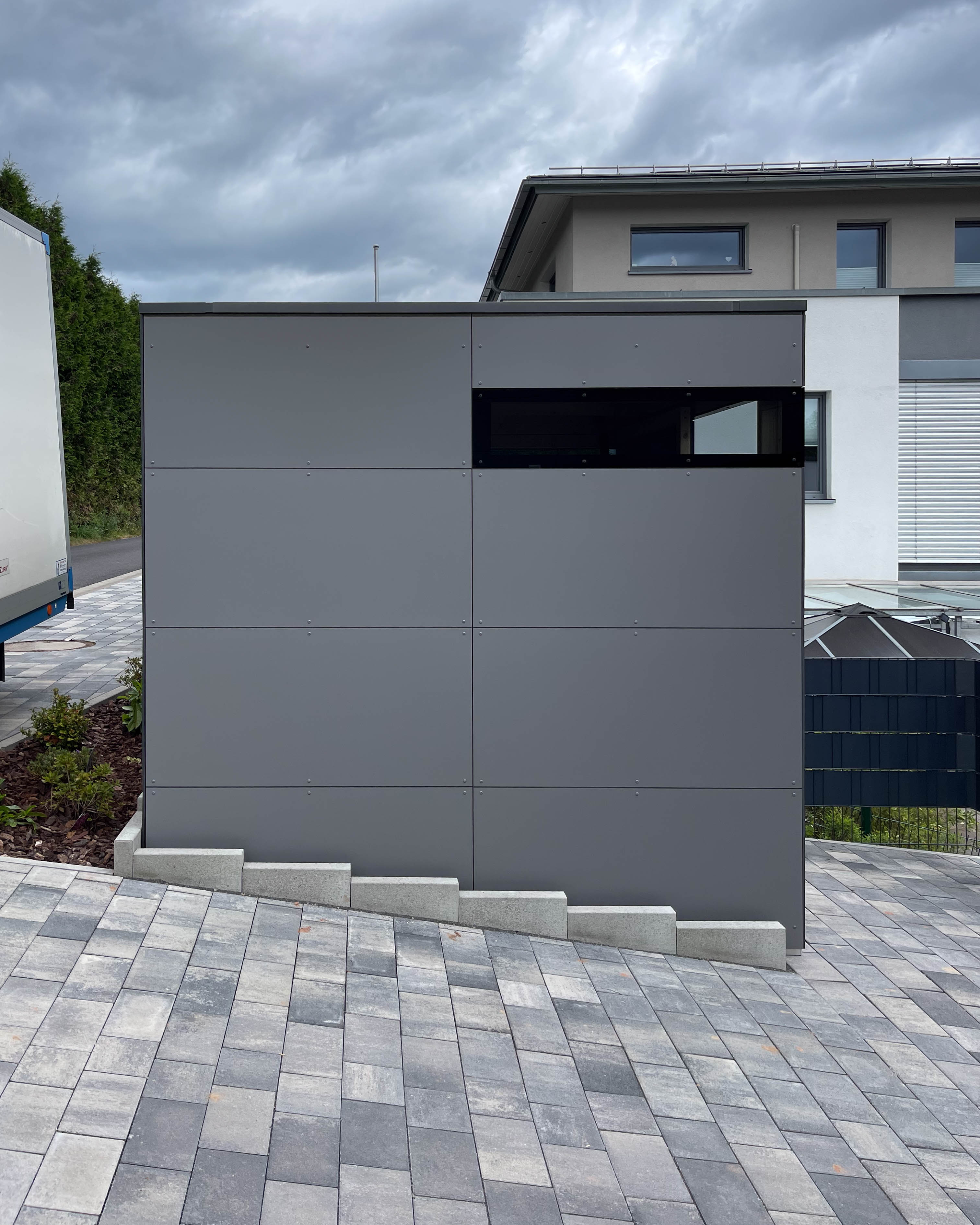 Caseta de jardín minimalista con ventana