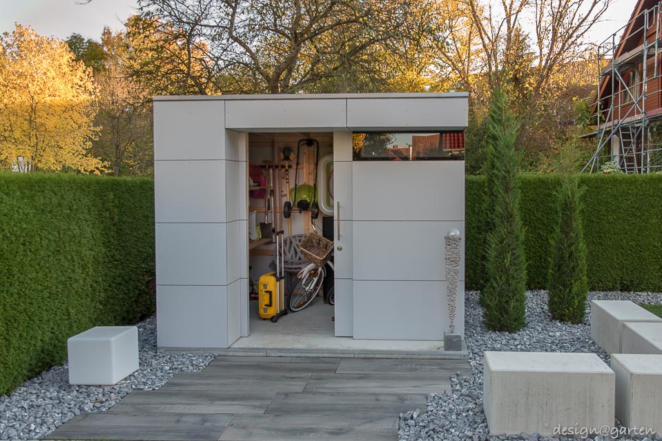 Elegante ampliación del espacio: la caseta de jardín de diseño con saliente