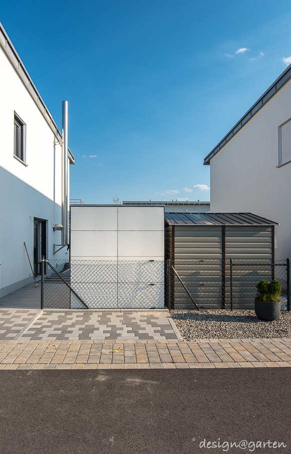 Solución eficiente para el espacio: el cobertizo para herramientas con techo plano de HPL