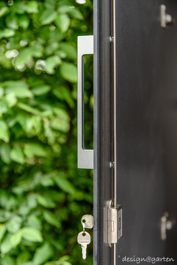 Solution de rangement exclusive à Munich : l'armoire haute en Urban Grey Metallic