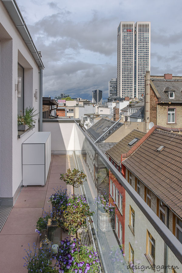 Un gain de place incroyable en ville : le petit meuble de balcon résistant aux intempéries