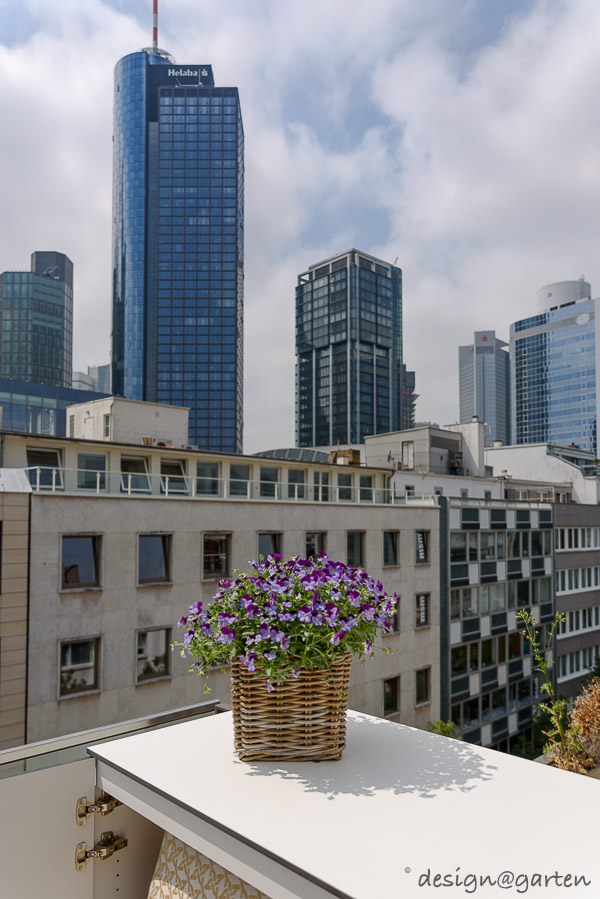 Un gain de place incroyable en ville : le petit meuble de balcon résistant aux intempéries