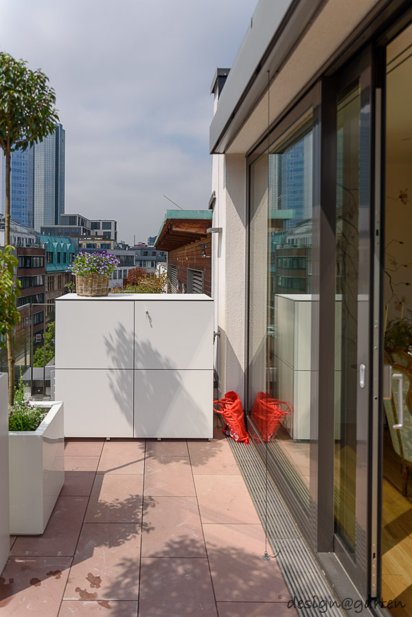 Un gain de place incroyable en ville : le petit meuble de balcon résistant aux intempéries