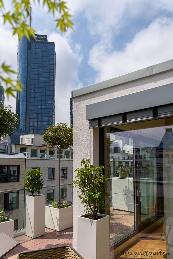 Un gain de place incroyable en ville : le petit meuble de balcon résistant aux intempéries