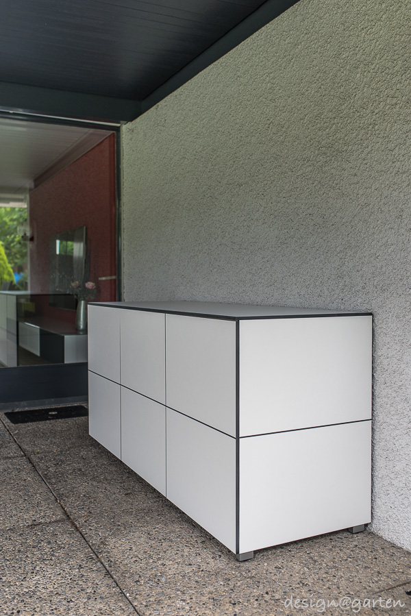 Un rangement élégant en Suisse : l'armoire à plateaux pour la terrasse