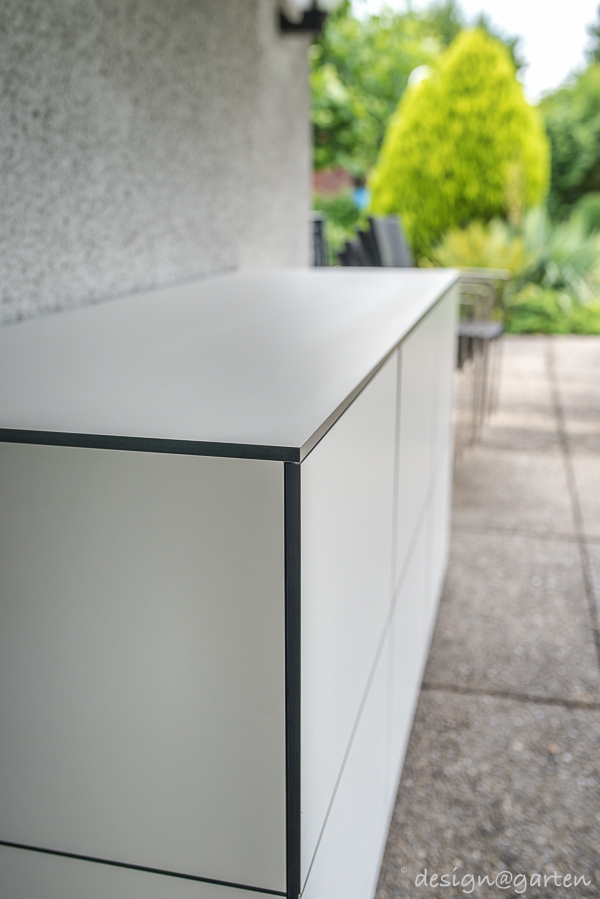 Un rangement élégant en Suisse : l'armoire à plateaux pour la terrasse