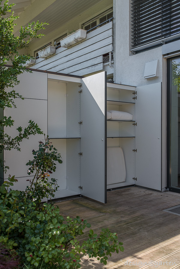 Séparation fonctionnelle du terrain : la grande armoire de terrasse comme brise-vue