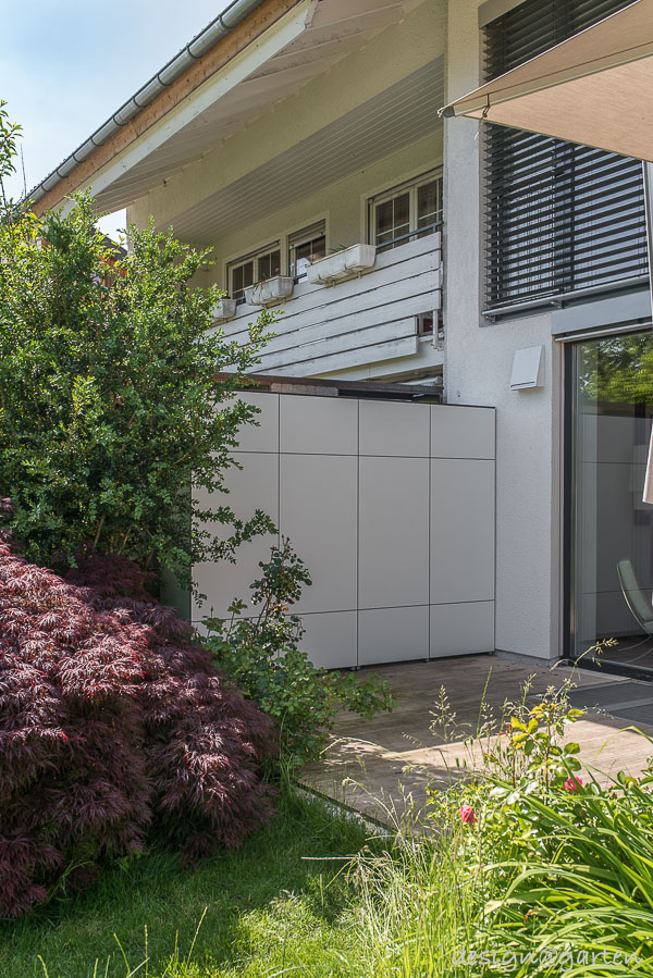 Séparation fonctionnelle du terrain : la grande armoire de terrasse comme brise-vue