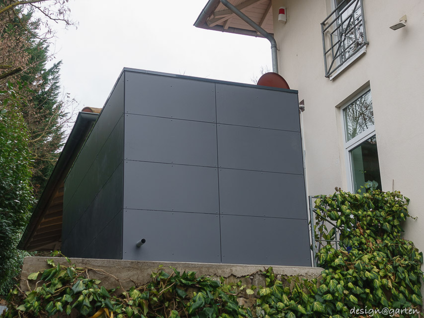 Du sur-mesure sous l'abri voiture : l'abri de jardin design, une merveille d'intégration