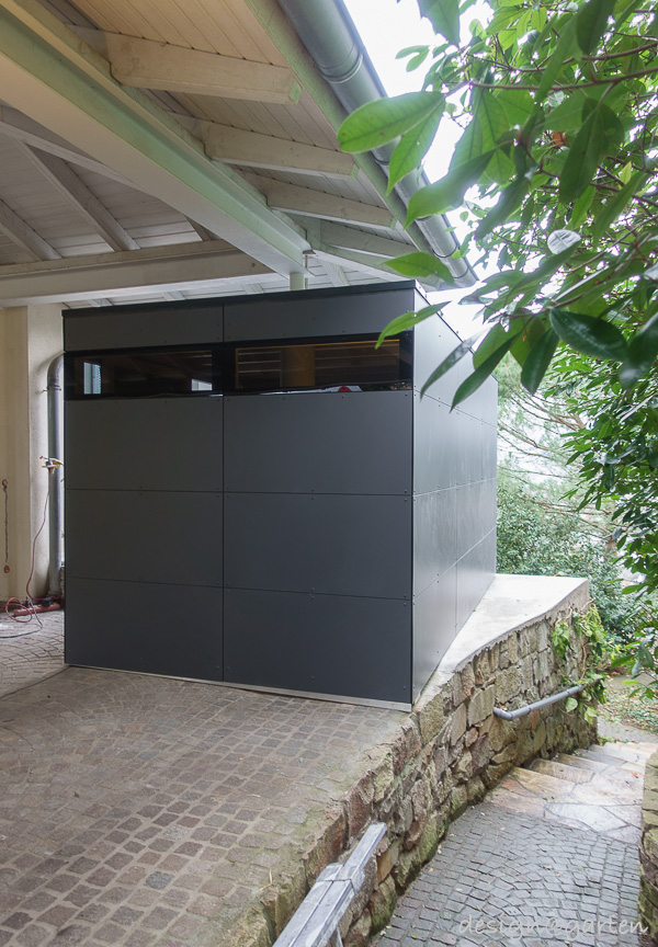 Du sur-mesure sous l'abri voiture : l'abri de jardin design, une merveille d'intégration