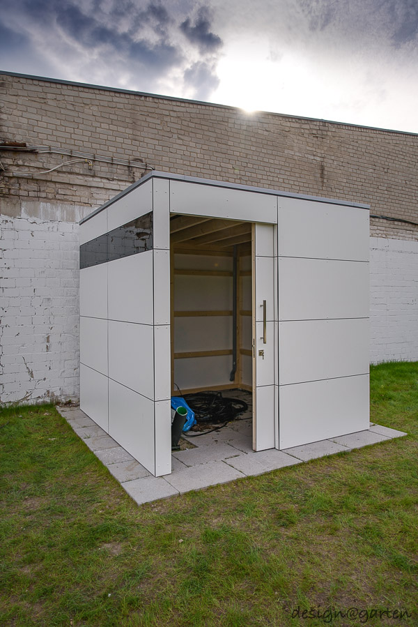 Architecture moderne dans le cadre professionnel : l'abri de jardin cubiste