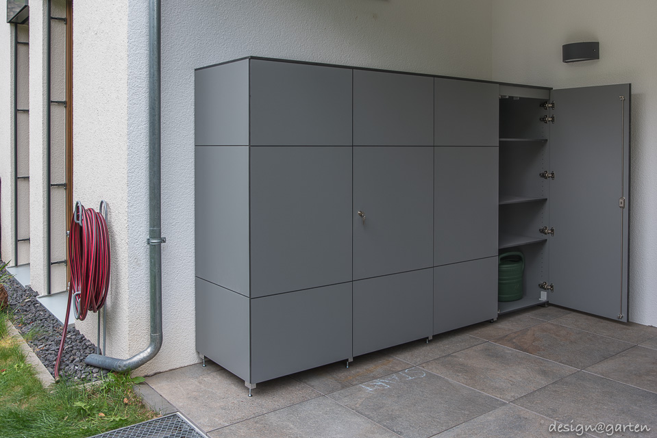 Un rangement sur mesure pour l'extérieur : l'armoire à outils résistante aux intempéries pour la terrasse