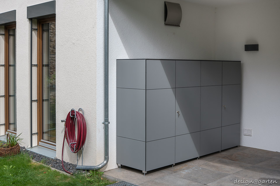 Un rangement sur mesure pour l'extérieur : l'armoire à outils résistante aux intempéries pour la terrasse