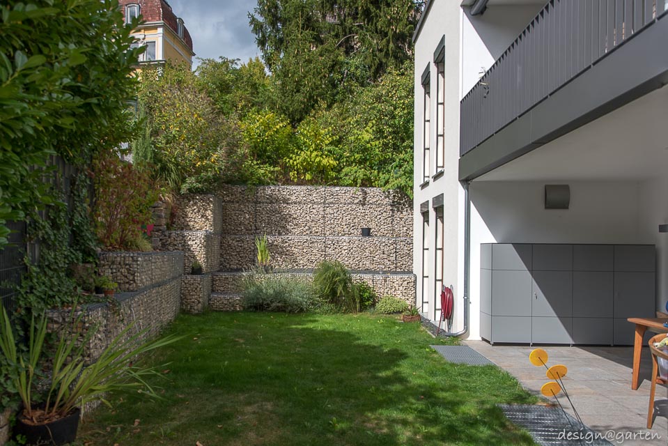 Un rangement sur mesure pour l'extérieur : l'armoire à outils résistante aux intempéries pour la terrasse
